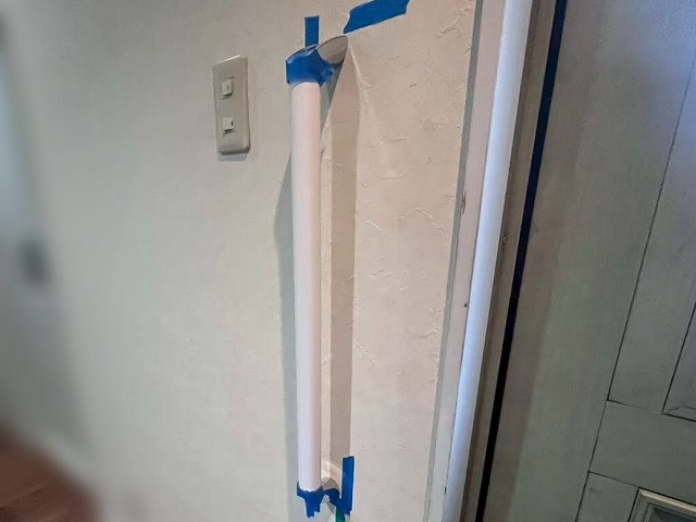 手すりの取り付けが完了した玄関内の壁